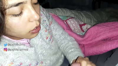 میں اپنے شوہر کا تمام جمع شدہ دودھ نگل لیتی ہوں - کمرہ کے ساتھ زبان دکھاتی ہوں